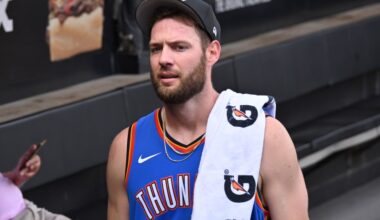 Giants sign starter Adrian Houser to 2-year deal