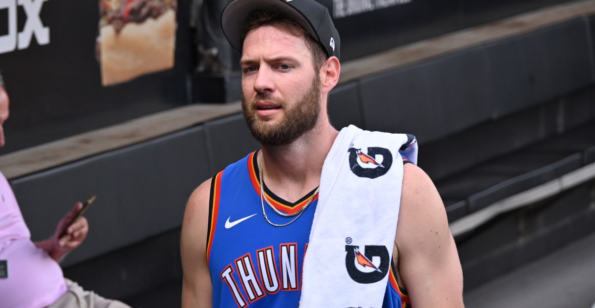 Giants sign starter Adrian Houser to 2-year deal