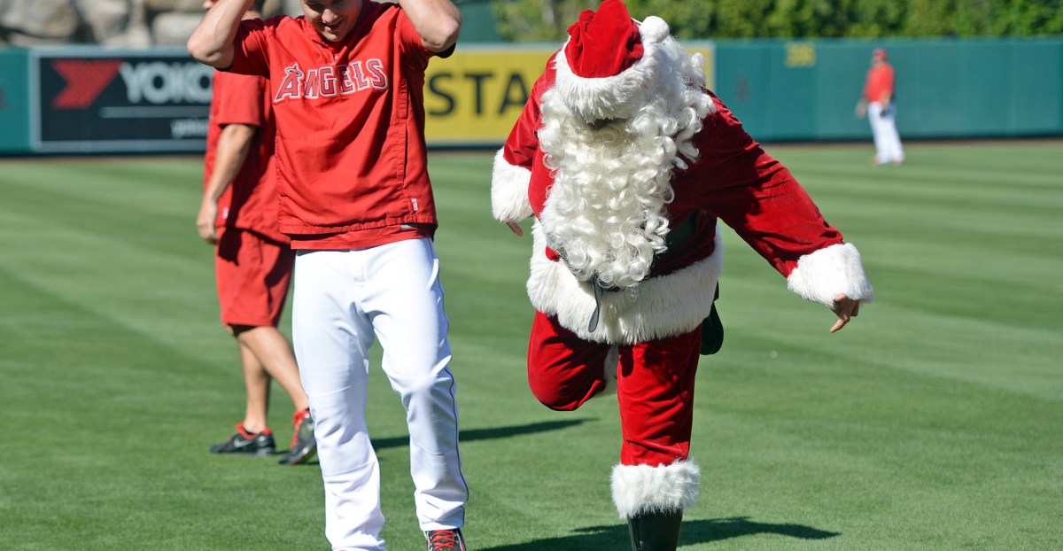 Santa Claus announces limited ownership stake in Minnesota Twins
