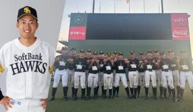 Manager Shinya Kayama (left) and 2025 Fukuoka Softbank Hawks Junior (right) © SoftBank HAWKS