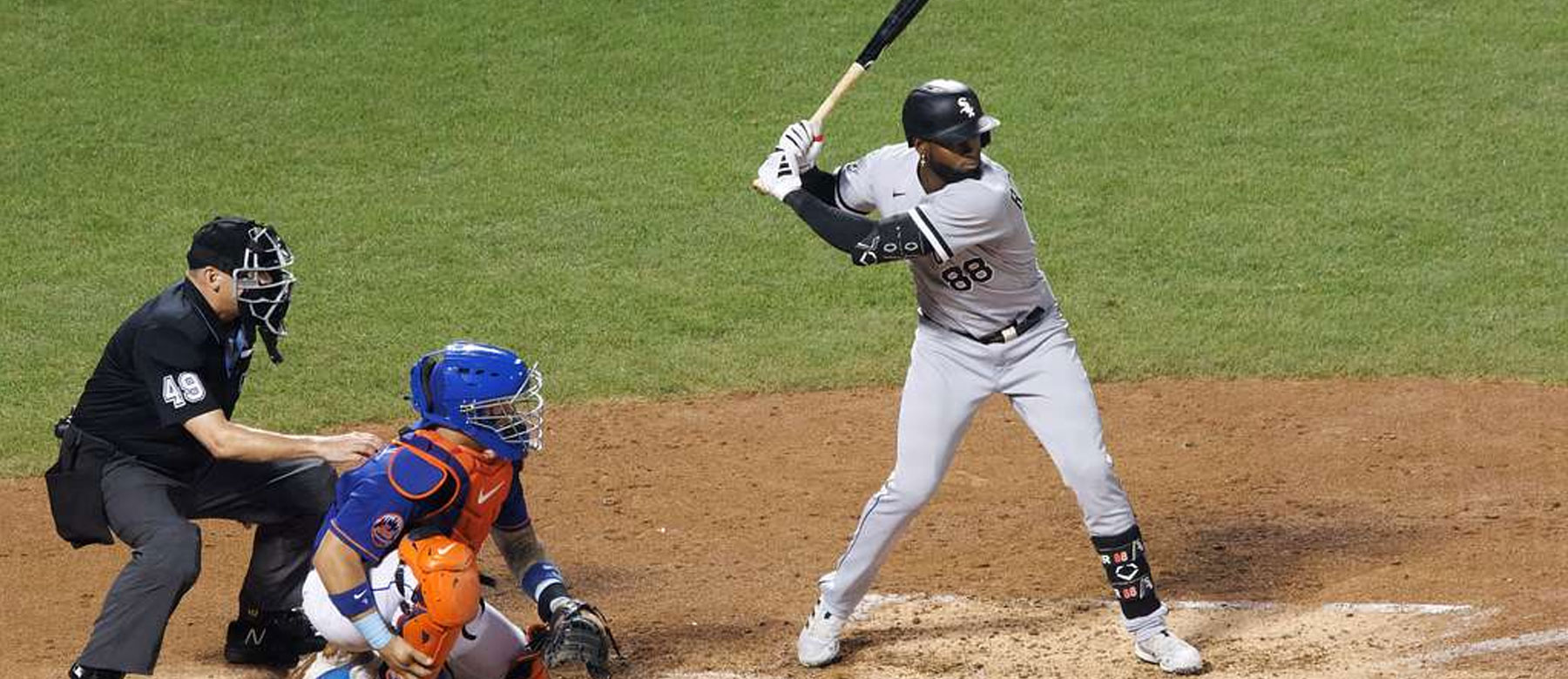 Reds in trade talks with the White Sox about Luis Robert Jr.