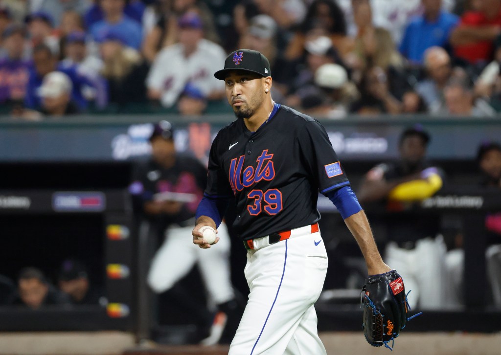 New York Mets pitcher Edwin Díaz reacts on the mound during the 10th inning.