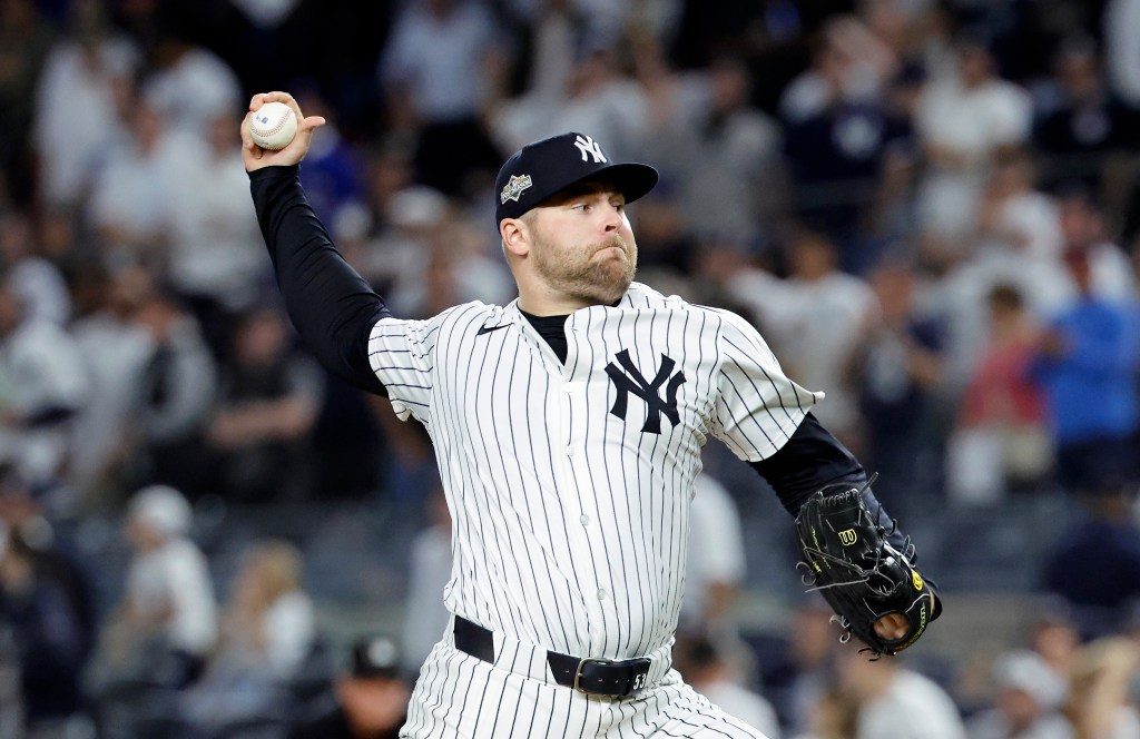 New York Yankees pitcher David Bednar throws a pitch during the 8th inning.