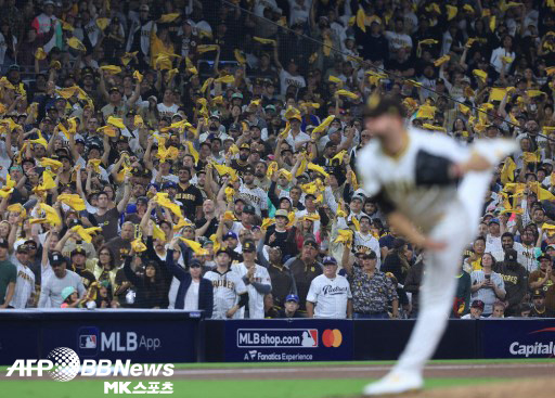 Joe Reykop holds the NBA Warriors and the WNBA Valkyries. 사진=ⓒAFPBBNews = News1