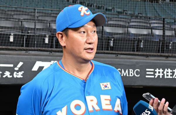Japanese baseball fans showed keen interest as "Joseon's No. 4 hitter" Lee Dae-ho swung a home run and other hard hits in the Korea-Japan Legend Match. [Photo source = Yonhap News]