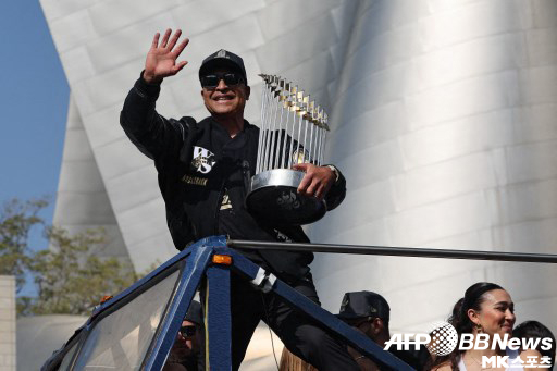 Dodgers manager Dave Roberts said he is open to introducing salary cap. 사진=ⓒAFPBBNews = News1