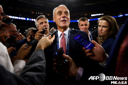 Dodgers manager Dave Roberts said he is open to introducing salary cap. 사진=ⓒAFPBBNews = News1