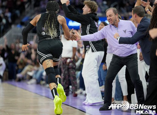 Joe Reykop holds the NBA Warriors and the WNBA Valkyries. 사진=ⓒAFPBBNews = News1