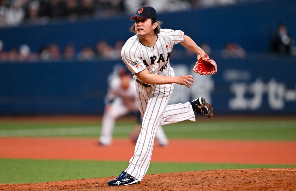 Tatsuya Imai pitching for Samurai Japan.