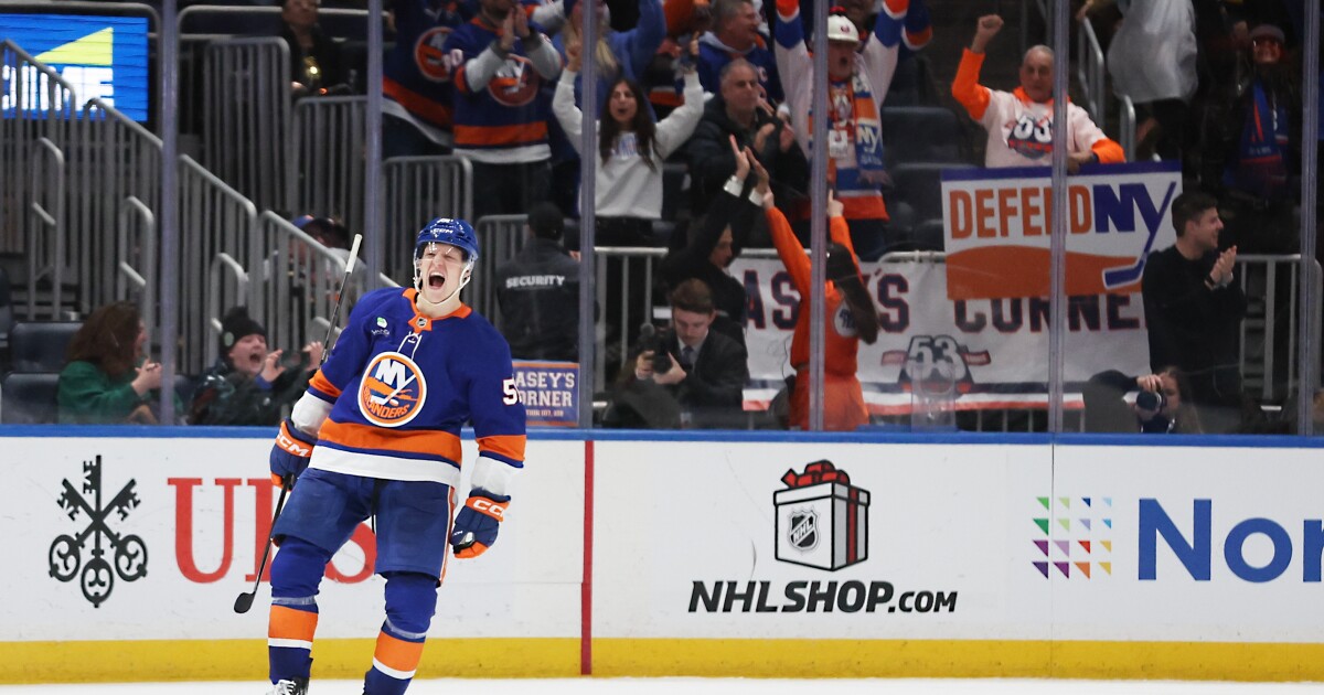 Barzal, Heineman lift Islanders past Lightning 3-2 in shootout