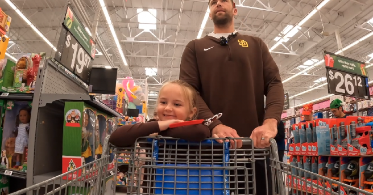 Padres spread holiday cheer while preparing for MLB Winter Meetings