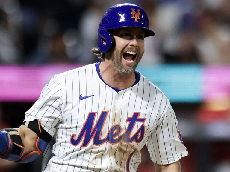 Mets trade McNeil to Athletics for pitching prospect