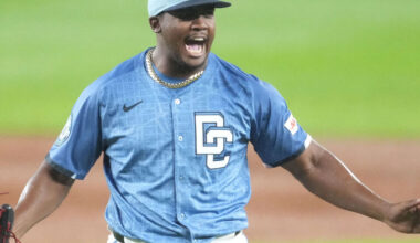 Nationals trade Ferrer to Mariners for Ford, prospect