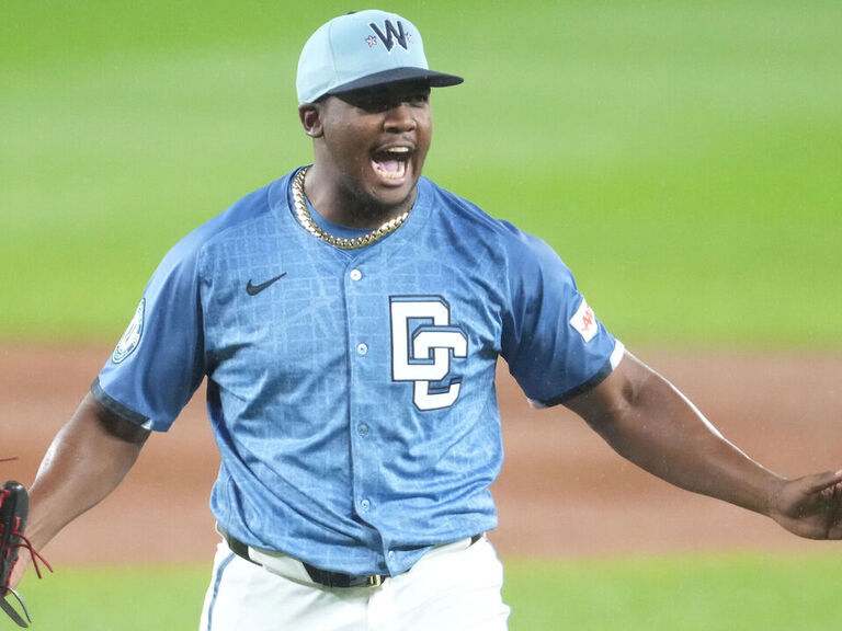 Nationals trade Ferrer to Mariners for Ford, prospect