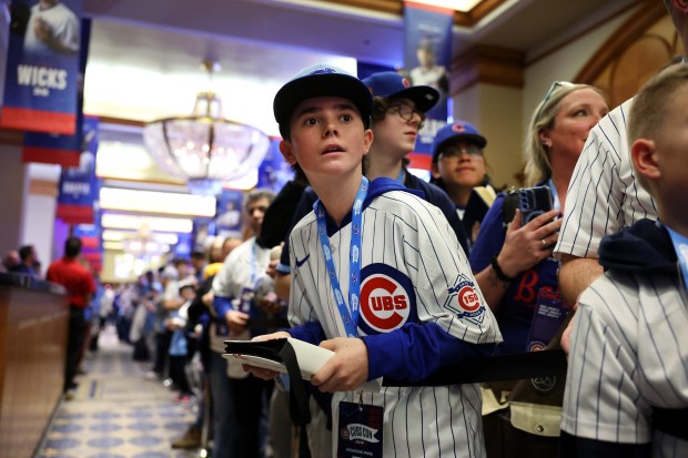 Joe Clark (cq), 13, tries to get a peek at players on the blue carpet during day 1 of the Cubs Convention at the Sheraton Grand Chicago on Friday, Jan. 16, 2026. (Chris Sweda/Chicago Tribune)