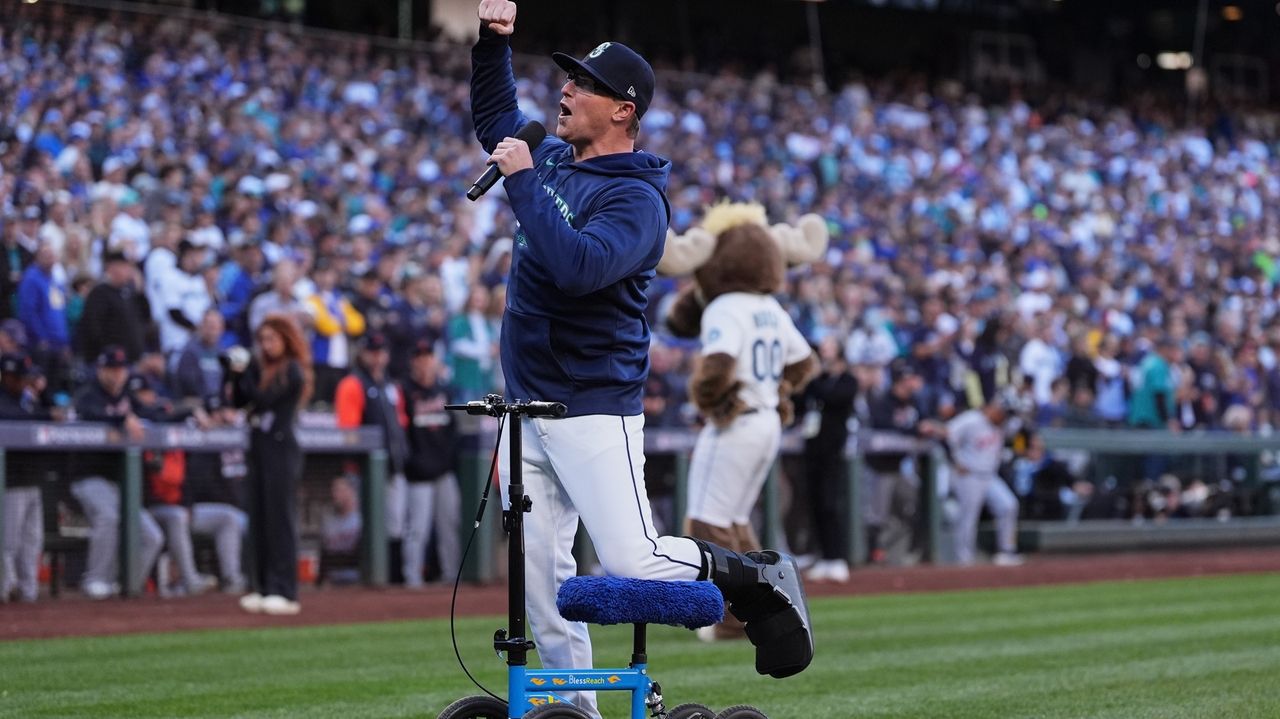 Cubs agree to minor league contracts with outfielder Chas McCormick and reliever Trent Thornton