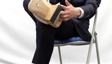 一本歯下駄を持ち込む育成４位・渡辺一生（カメラ・岩川　晋也）