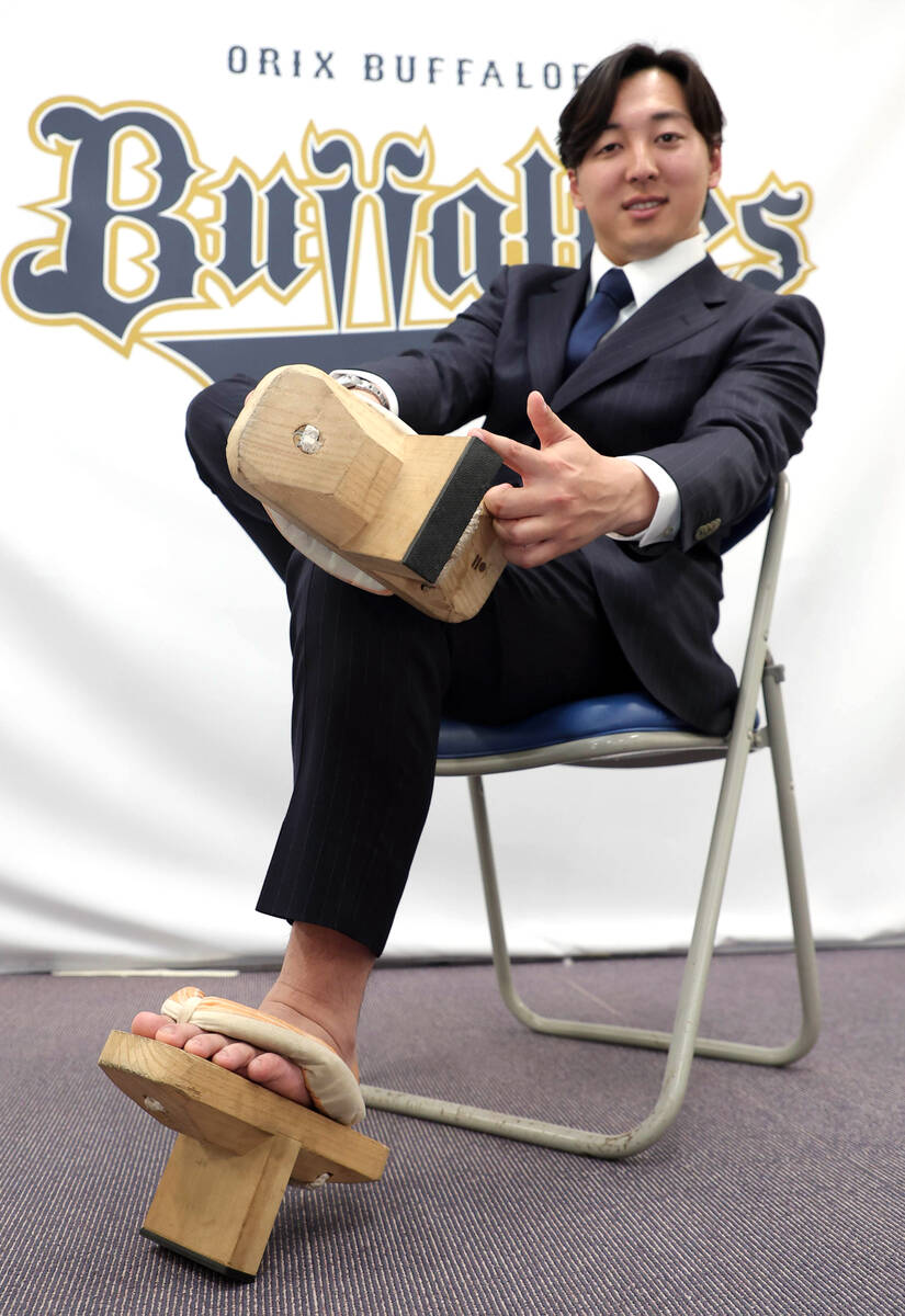 一本歯下駄を持ち込む育成４位・渡辺一生（カメラ・岩川　晋也）