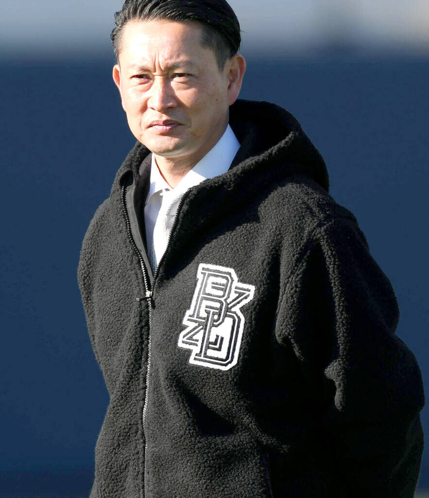 新人合同自主トレを見守るオリックス・岸田護監督（カメラ・岩川　晋也）