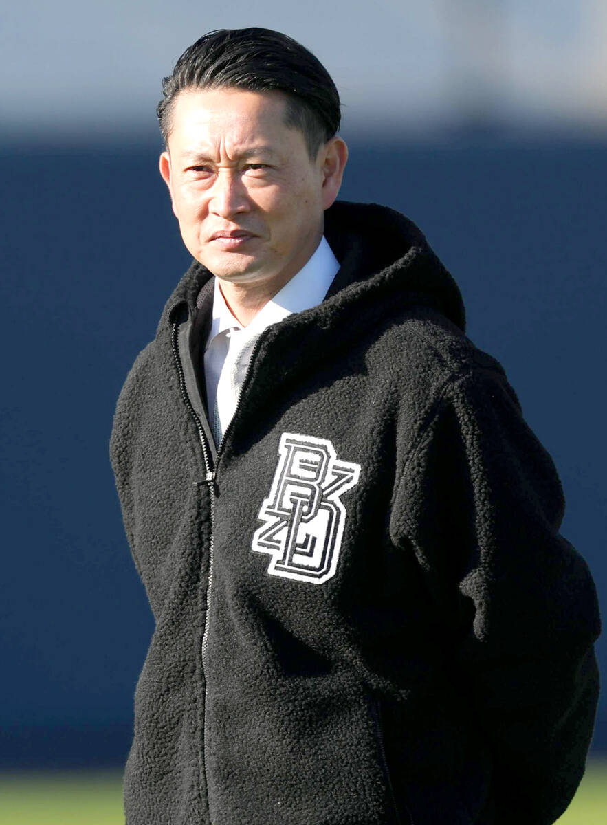 新人合同自主トレを見守るオリックス・岸田護監督（カメラ・岩川　晋也）
