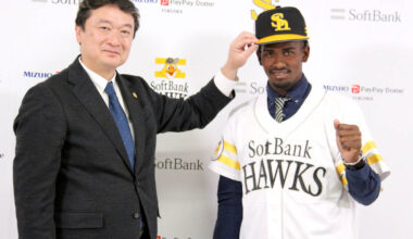 入団会見で三笠杉彦ＧＭ（左)とポーズをとるジョナサン・モレノ（カメラ・森口登生）