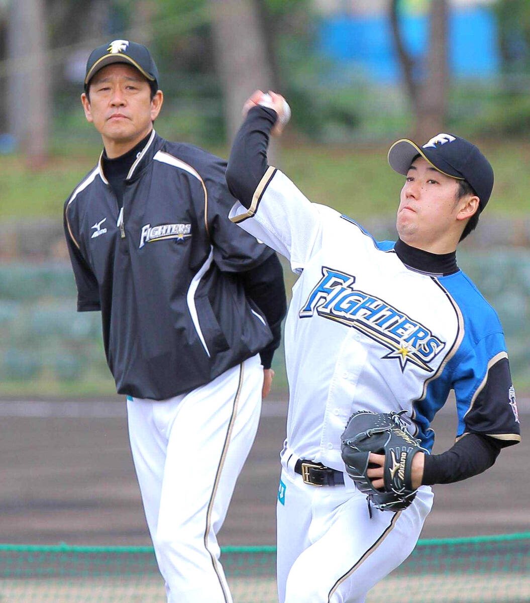 ２０１２年、キャッチボールする日本ハム・斎藤佑樹を後方から見つめる栗山英樹監督