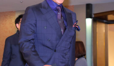 会場入りする日本ハムの新庄剛志監督（カメラ・中島　傑）