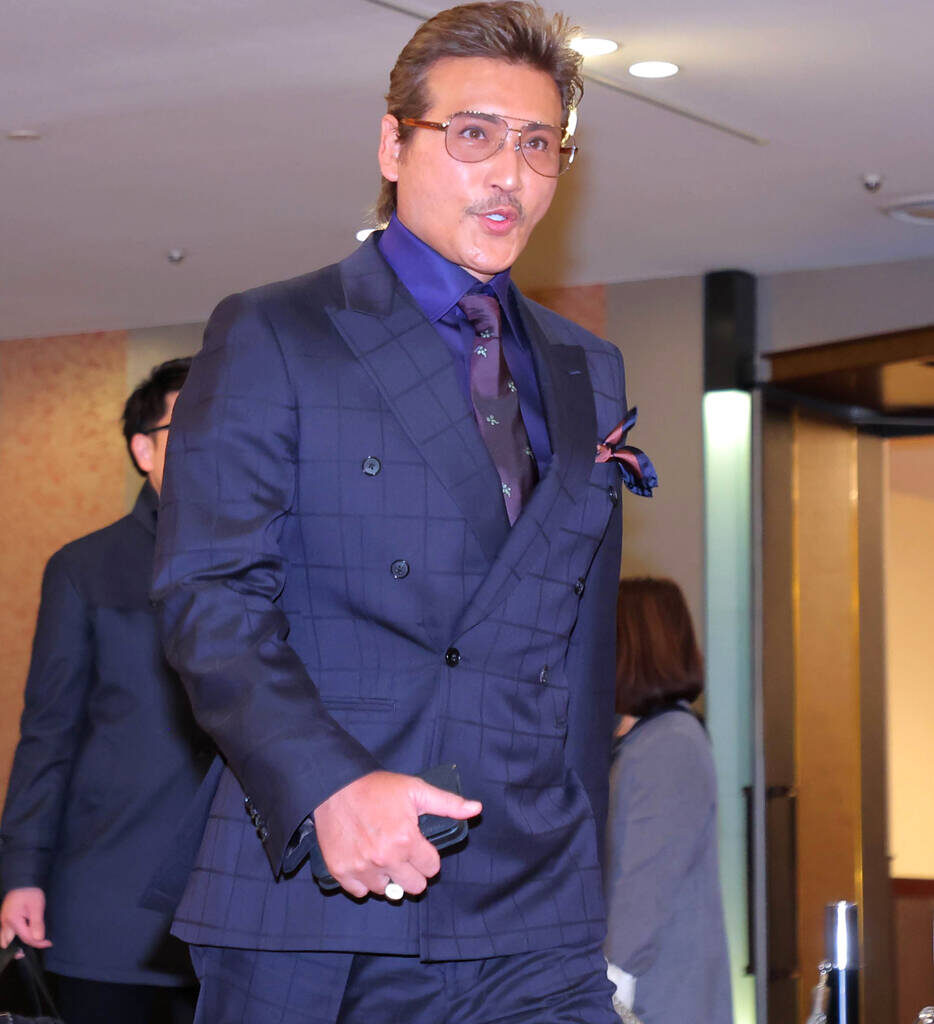 会場入りする日本ハムの新庄剛志監督（カメラ・中島　傑）