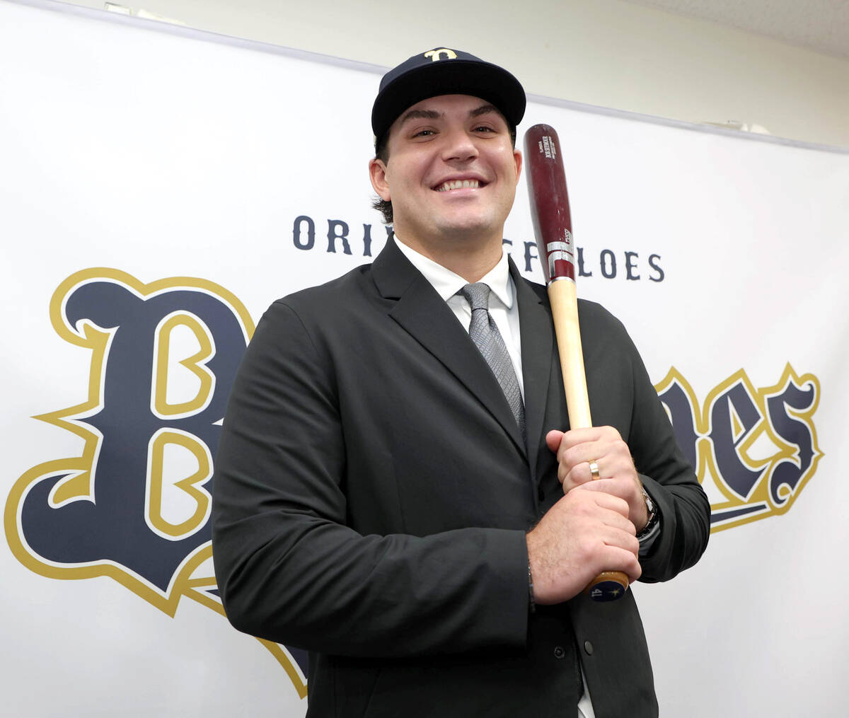 ポーズを決めるオリックスのボブ・シーモア（カメラ・義村　治子）