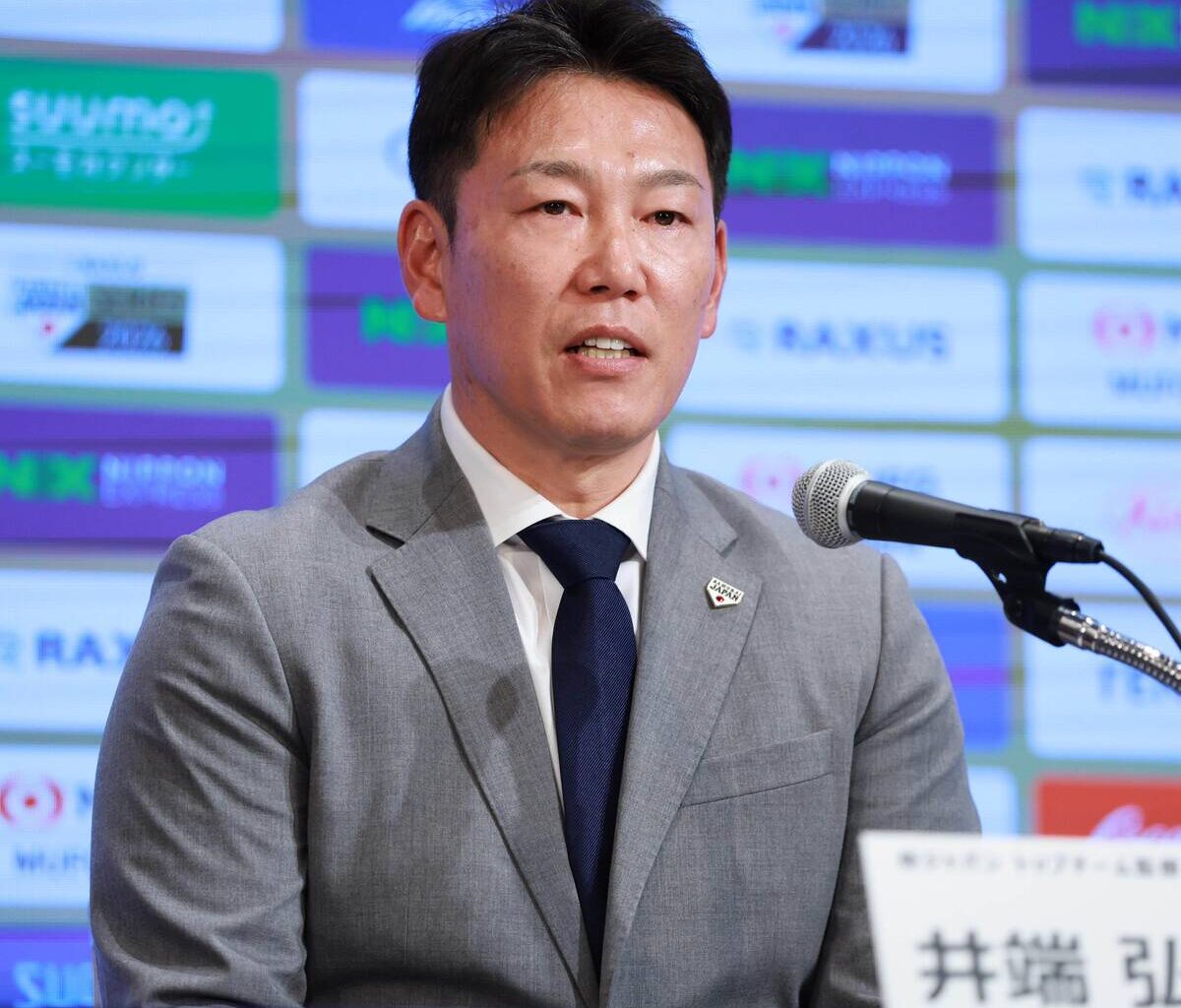 WBC出場予定の選手発表会見を行った侍ジャパン・井端弘和監督　（カメラ・堺　恒志）