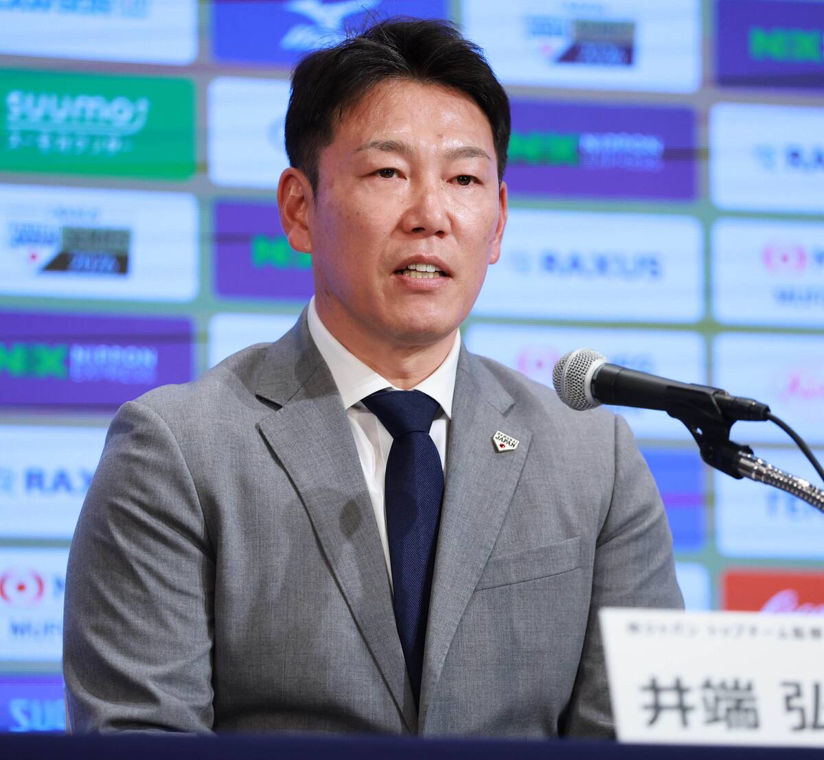 WBC出場予定の選手発表会見を行った侍ジャパン・井端弘和監督　（カメラ・堺　恒志）