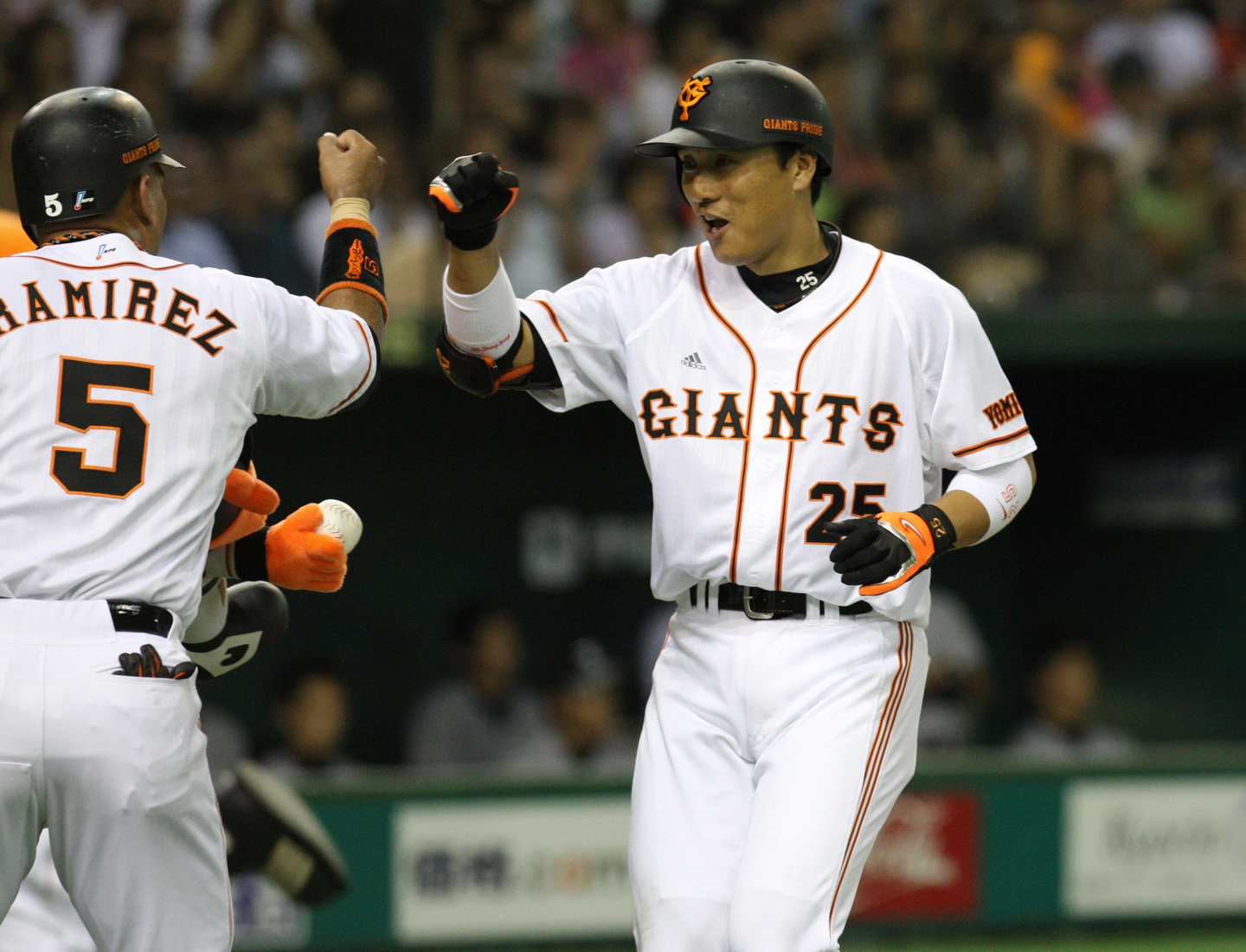 Lee Seung-yuop of the Yomiuri Giants, right, bumps fists with teammate Alex Ramirez after hitting a three-run home run in the bottom of the fifth inning during a home game against the Hanshin Tigers in 2008. [SPORTS HOCHI]