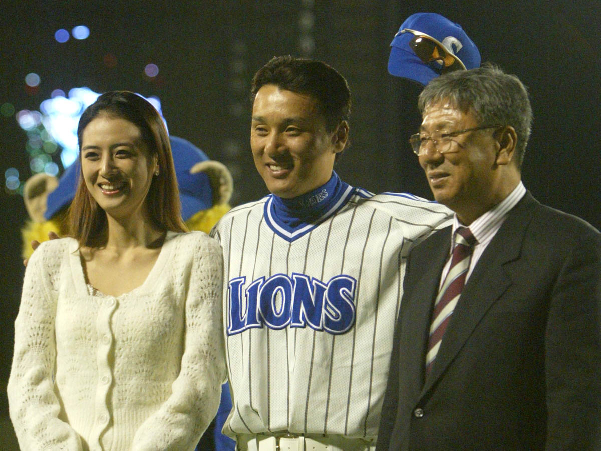 Lee Seung-yuop, center, poses for a commemorative photo with his wife, left, and father in Daegu in 2003. [JOONGANG DB]