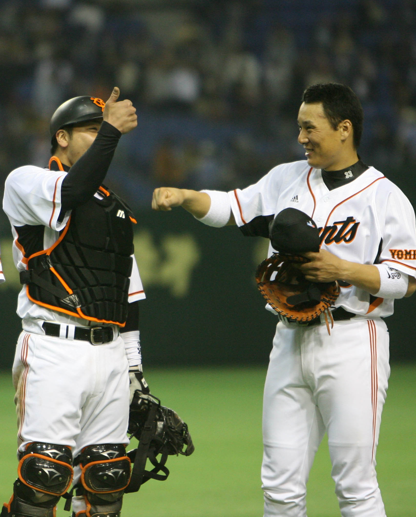 Lee Seung-yuop, right, with current Yomiuri Giants manager Shinnosuke Abe, during their playing days together in 2006. [JOONGANG DB]