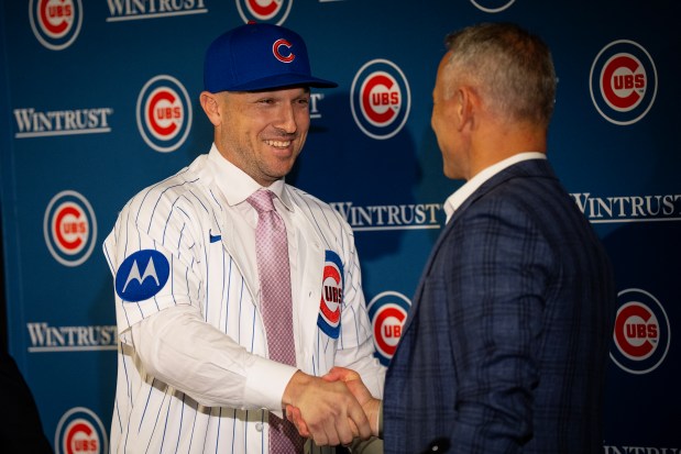 Chicago Cubs president Jed Hoyer welcomes recently signed third baseman Alex Bregman during a press conference at Cubs offices, Thursday, Jan. 15, 2026. (E. Jason Wambsgans/Chicago Tribune)