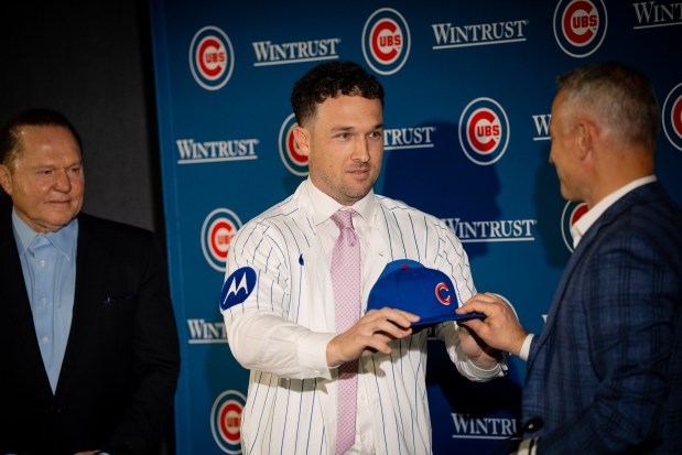 Chicago Cubs president Jed Hoyer welcomes recently signed third baseman Alex Bregman as agent Scott Boras looks on, during a press conference at Cubs offices, Thursday, Jan. 15, 2026. (E. Jason Wambsgans/Chicago Tribune)