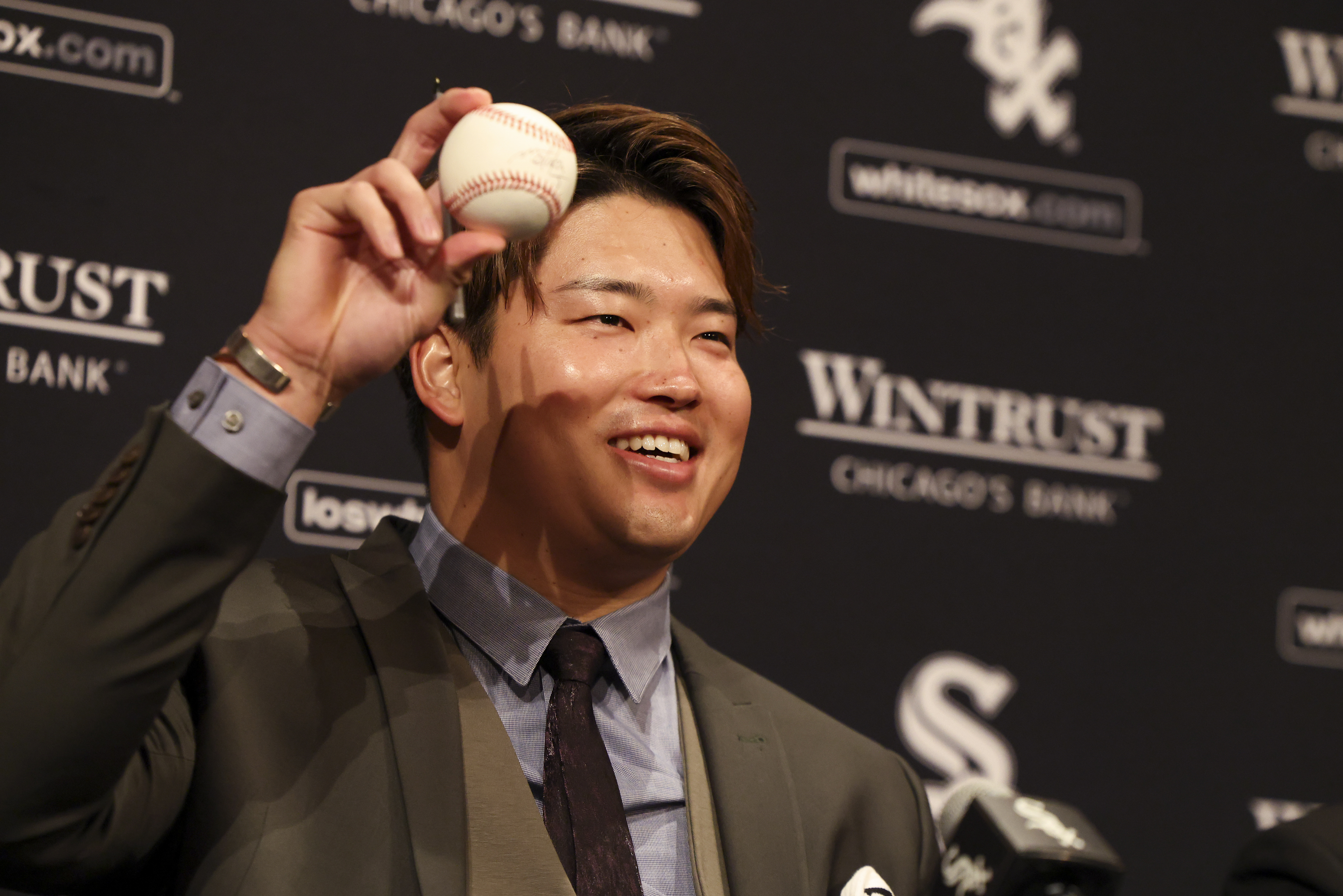 New Chicago White Sox player Munetaka Murakami holds up a...