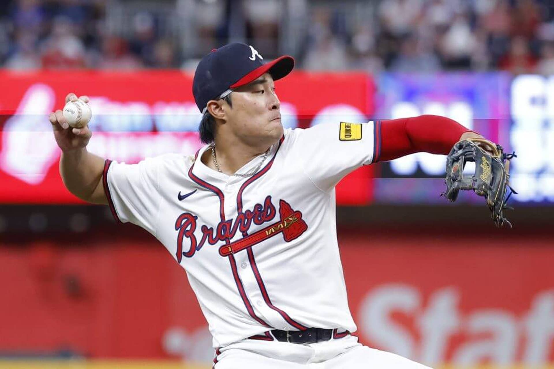Ha-Seong Kim of the Atlanta Braves throws to first base against the Chicago Cubs at Truist Park.