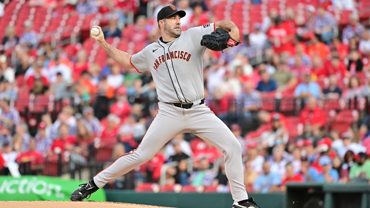 Giants pitcher Justin Verlander (35) throws against the Arizona Diamondbacks in the first inning at Chase Field