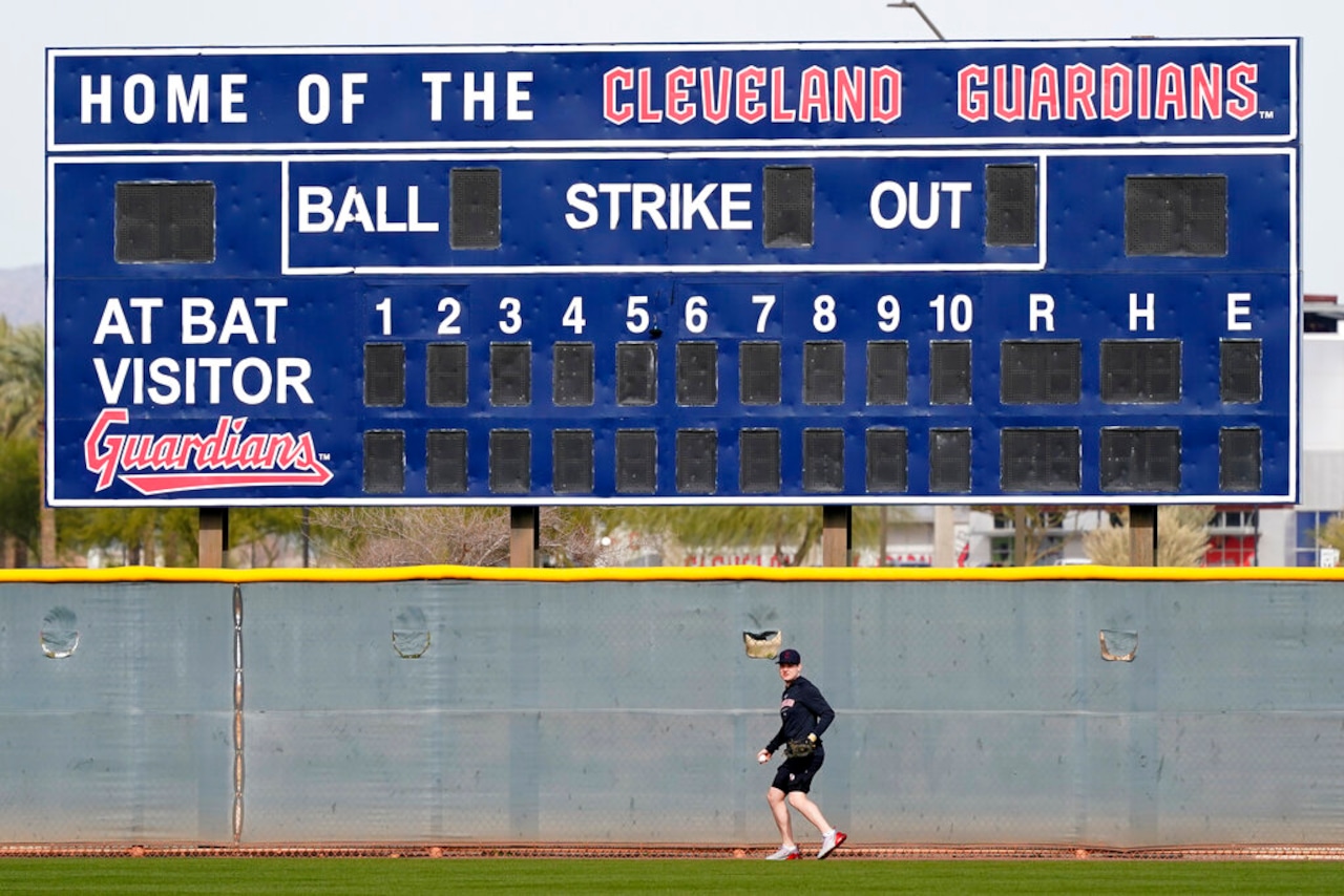 Guardians sign Italian reliever with viral screwball to minor league deal