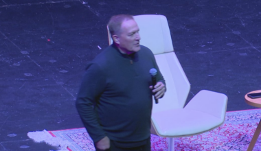 Brewers’ Pat Murphy speaks to fans