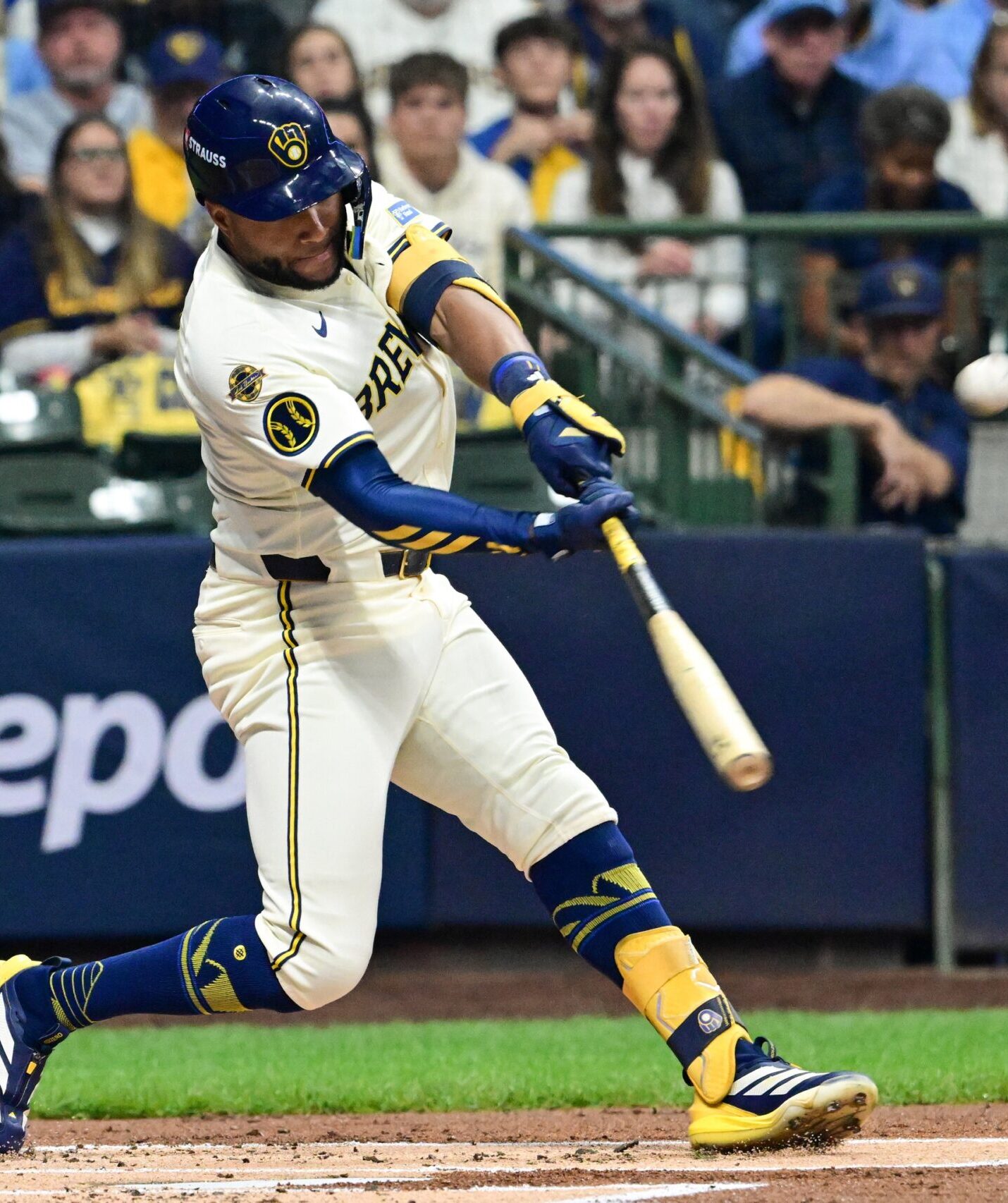 Milwaukee Brewers sign former Cincinnati Reds outfielder ahead of 2026 Spring Training 2 Milwaukee Brewers right fielder Jackson Chourio