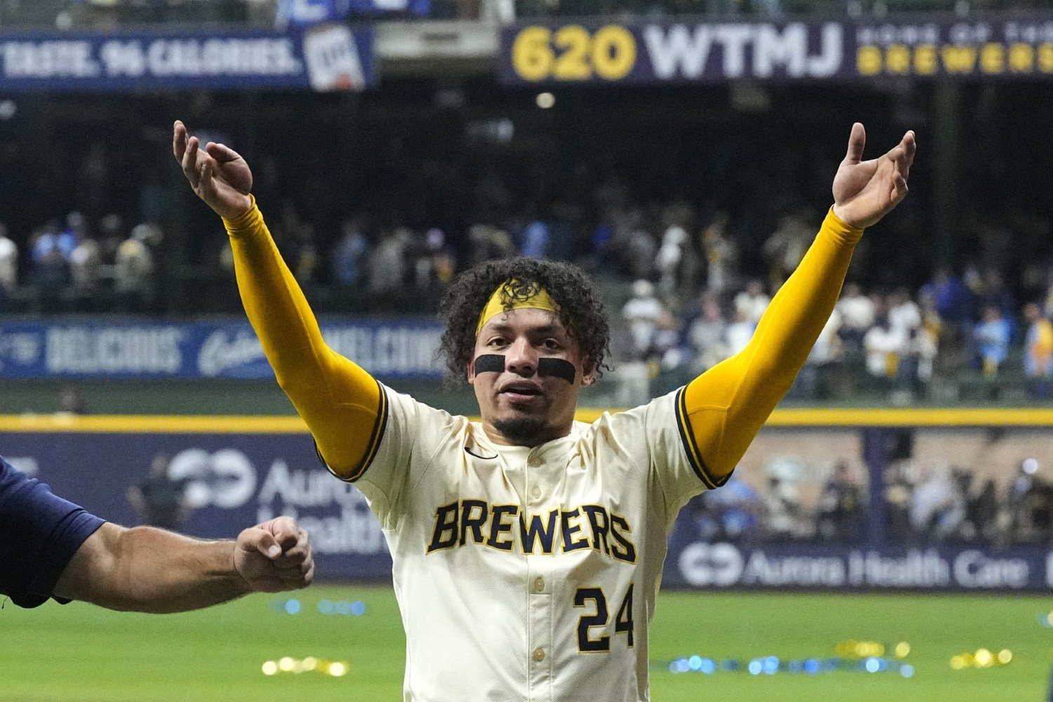 Brewers Avoid Arbitration with Five Players; William Contreras Remains - Brewers