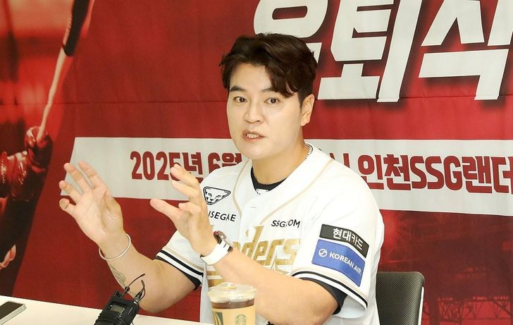 Former SSG Landers player Choo Shin-soo speaks during a press conference ahead of his retirement ceremony at Incheon SSG Landers Field in Incheon, June 14, 2025. Courtesy of SSG Landers