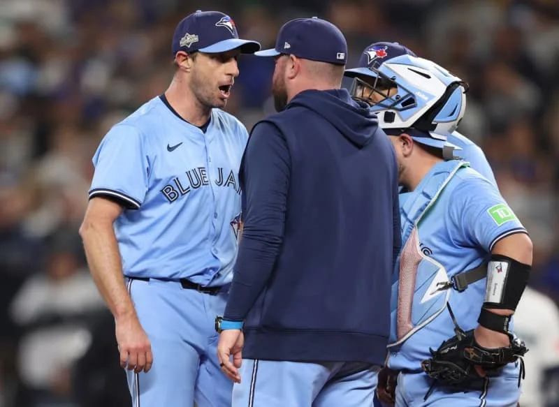 MLB, Baseball Herren, USA Playoffs-Toronto Blue Jays at Seattle Mariners Oct 16, 2025; Seattle, Washington, USA; Toronto Blue Jays pitcher Max Scherzer (31) talks to manager John Schneider (14) in the fifth inning against the Seattle Mariners during game four of the ALCS round for the 2025 MLB playoffs at T-Mobile Park. Seattle T-Mobile Park Washington USA, EDITORIAL USE ONLY Copyright: xKevinxNgx 20251016_jhp_cf9_0128