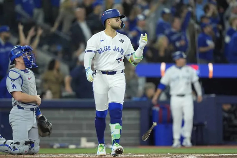 MLB, Baseball Herren, USA World Series-Los Angeles Dodgers at Toronto Blue Jays Nov 1, 2025; Toronto, Ontario, CAN; Toronto Blue Jays designated hitter Bo Bichette (11) reacts after hitting a three-run home run against the Los Angeles Dodgers in the third inning during game seven of the 2025 MLB World Series at Rogers Centre. Toronto Rogers Centre, Ontario, Canada, EDITORIAL USE ONLY Copyright: xJohnxE.xSokolowskix 20251101_lbm_ss9_066