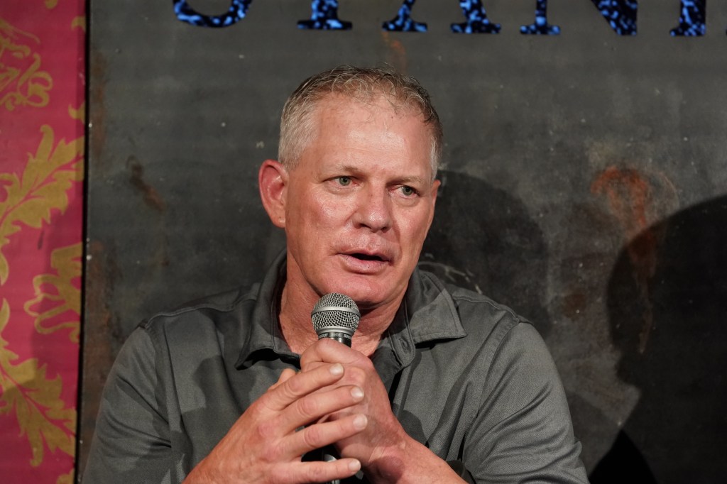 Lenny Dykstra speaking into a microphone.