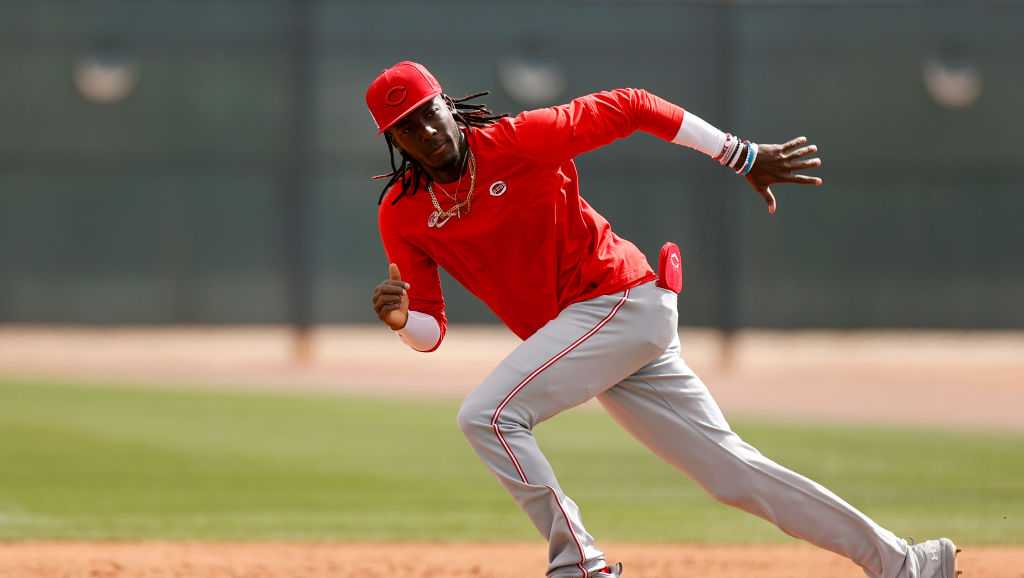 When will Cincinnati Reds report to Goodyear for Spring Training?
