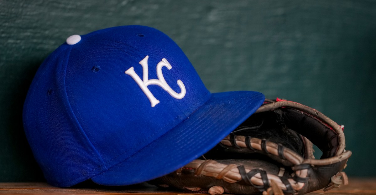 Royals land top hitting prospect as international signing period begins