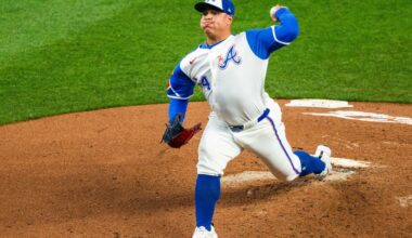 Braves bring back José Suarez